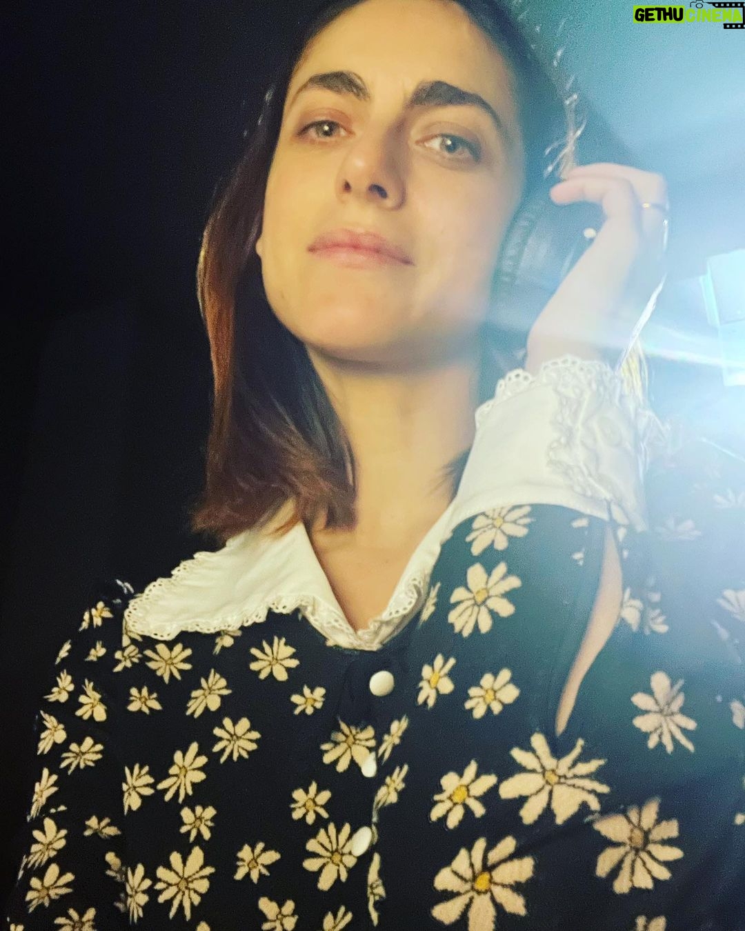 Miriam Leone Instagram - Vestire per tutto il giorno i panni di Oriana, i suoi anni “segreti”, e poi, la sera, struccata e tolto l’eye liner, tornare da te, Giulia, fiera donna de “I Leoni di Sicilia”… che emozione ritrovarti sullo schermo dopo tanti mesi, darti ancora una volta voce e non vedo l’ora che tutti conoscano la tua storia (vera!) di coraggio. Sono fiera di interpretare donne così coraggiose, capaci di mettere tutto in gioco, rischiare, perdere, rialzarsi… ❤️ Donne reali che amo molto. Taggo alcuni degli adorati del progetto di squadra de I leoni … squadra bellissima e indimenticabile … (ho appena scoperto che puoi aggiungere solo 20 tag, ma noi siamo molti di più!) #love #prove #doppiaggio #faririviverestorie #viverlesullamiapelle #accussì