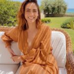 Miriam Leone Instagram - Lávika è la terra in cui sono nata e cresciuta. La terra delle corse tra gli aranceti, dei primi tuffi dagli scogli, la terra dei miei primi passi, oggi la terra del mio eterno ritorno,tornare alle radici per rifiorire. Con lucida consapevolezza, riconoscere il valore di un momento di benessere. Un luogo dove essere felici. Lávika è nata per questo. È nata così. #Lavika #FreeSkinFreeSoul #MadeInSicily #Skincare #Selfcare #MyRitual #SkinPersonality