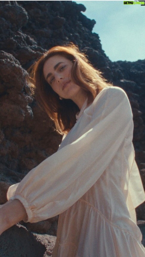 Miriam Leone Instagram - Eccoci. Io sono Lávika, sono fatta di un magma impetuoso che sa di vento, mare e fuoco. La mia pelle assomiglia alle mie radici, alla mia natura, vuole vivere ogni emozione possibile, senza filtri, senza timore. È il punto di contatto tra la mente e il corpo, tra ciò che è dentro e ciò che è fuori, parla di me e di tutto quello che sento. Oggi nasce il mio brand di #skincare e #selfcare, un sogno che prende vita dopo oltre due anni di lavoro. Un sogno che fortemente voluto realizzare dedicato a tutte le anime vulcaniche, in divenire costante, per abbracciarle e accompagnarle in un percorso di benessere armonioso tra mente e corpo. Perché dentro a una pelle libera, c’è un’anima libera. In questo credo ed è qui che vorrei portarti. #Lavika #FreeSkinFreeSoul #MadeInSicily #MyRitual #SkinPersonality