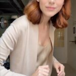 Miriam Leone Instagram - COMINCIAMO…qui mi tremavano le gambe, anche se non si vede… C’è stato un punto, nella mia vita, in cui mi sono fermata e ho cominciato a scegliere…un momento in cui ho voluto mettere ordine in mezzo a tutti i viaggi, a tutte le case che cambiavo in continuazione (che cambio in continuazione!) e necessariamente, per lavoro…un momento in cui ho cominciato a SCEGLIERE quello che mi faceva stare bene e a seguire il mio percorso… partendo dalle piccole cose. C’è voluto tempo. Non ho avuto fretta….piano piano ho cercato di ristabilire un equilibrio mettendo tutto insieme…. quello che mi mancava e quello che mi assomigliava…gli oli essenziali che mi riportavano al profumo della mia terra, un momento di pace dove calmare il respiro, ho piano piano imparato a nutrirmi di tutto quello che mi faceva stare meglio… a voi cosa fa stare bene? cosa vi rimette in pace? #selflove #gratitude #myritual #freedom #madeinsicily #accussí