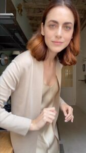Miriam Leone Instagram - COMINCIAMO…qui mi tremavano le gambe, anche se non si vede… C’è stato un punto, nella mia vita, in cui mi sono fermata e ho cominciato a scegliere…un momento in cui ho voluto mettere ordine in mezzo a tutti i viaggi, a tutte le case che cambiavo in continuazione (che cambio in continuazione!) e necessariamente, per lavoro…un momento in cui ho cominciato a SCEGLIERE quello che mi faceva stare bene e a seguire il mio percorso… partendo dalle piccole cose. C’è voluto tempo. Non ho avuto fretta….piano piano ho cercato di ristabilire un equilibrio mettendo tutto insieme…. quello che mi mancava e quello che mi assomigliava…gli oli essenziali che mi riportavano al profumo della mia terra, un momento di pace dove calmare il respiro, ho piano piano imparato a nutrirmi di tutto quello che mi faceva stare meglio… a voi cosa fa stare bene? cosa vi rimette in pace? #selflove #gratitude #myritual #freedom #madeinsicily #accussí