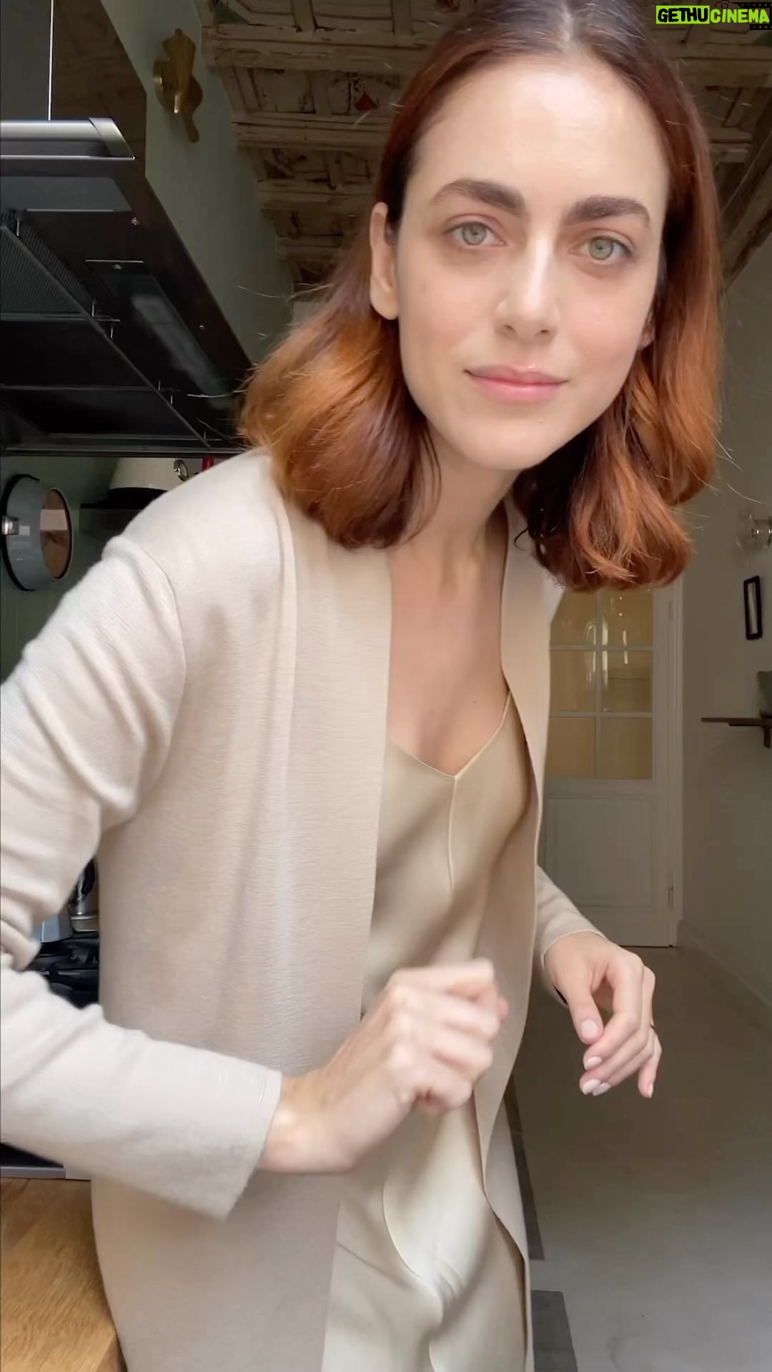 Miriam Leone - 118.3K Likes - COMINCIAMO…qui mi tremavano le gambe, anche se non si vede…
C’è stato un punto, nella mia vita, in cui mi sono fermata e ho cominciato a scegliere…un momento in cui ho voluto mettere ordine in mezzo a tutti i viaggi, a tutte le case che cambiavo in continuazione (che cambio in continuazione!) e necessariamente, per lavoro…un momento in cui ho cominciato a SCEGLIERE quello che mi faceva stare bene e a seguire il mio percorso… partendo dalle piccole cose.
C’è voluto tempo. Non ho avuto fretta….piano piano ho cercato di ristabilire un equilibrio mettendo tutto insieme…. quello che mi mancava e quello che mi assomigliava…gli oli essenziali che mi riportavano al profumo della mia terra, un momento di pace dove calmare il respiro, ho piano piano imparato a nutrirmi di tutto quello che mi faceva stare meglio…
a voi cosa fa stare bene?
cosa vi rimette in pace?
#selflove
#gratitude
#myritual
#freedom
#madeinsicily
#accussí