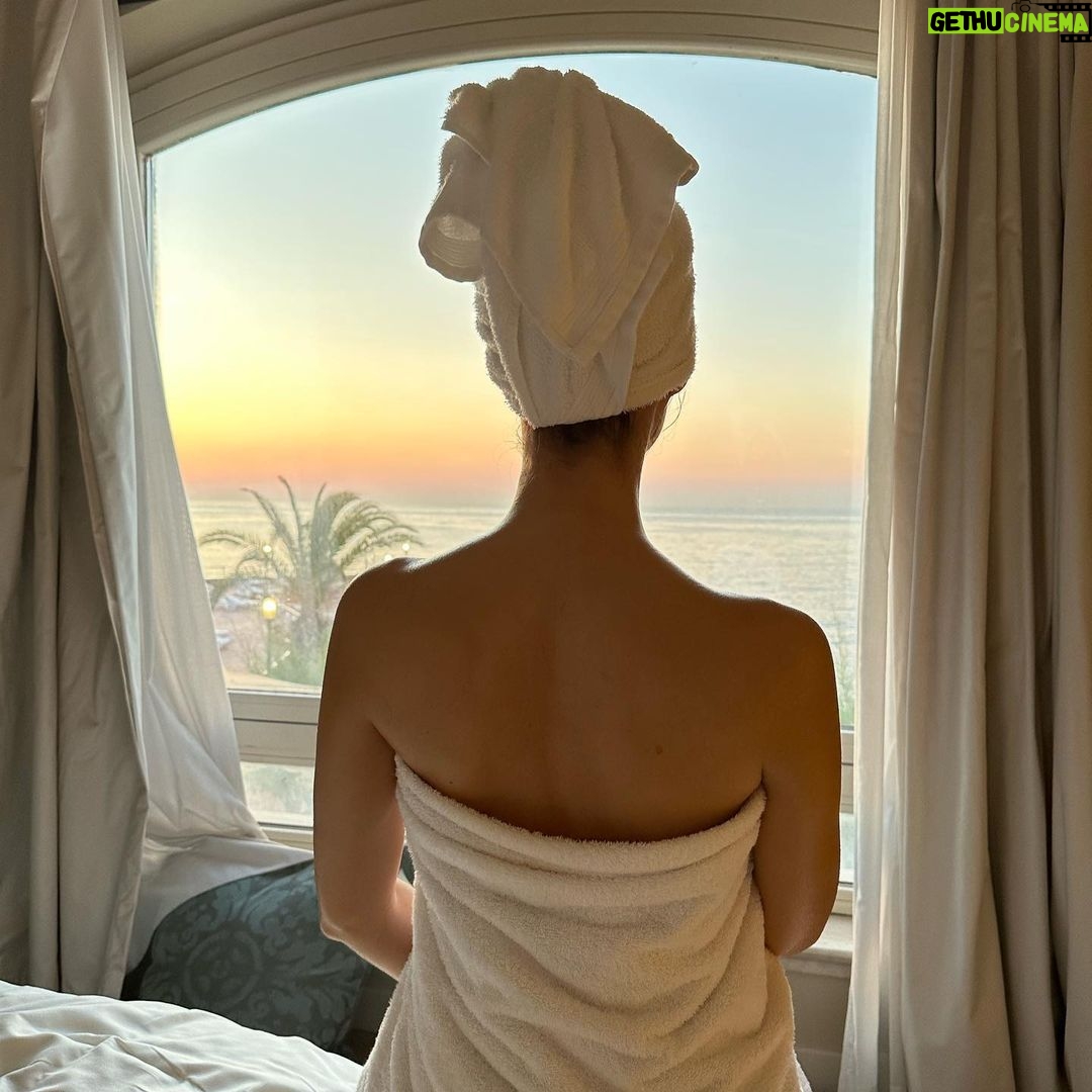Miriam Leone Instagram - Le cinque del mattino per realizzare sogni. Sabato di azioni e persone meravigliose. Accussì. Terra mia. Radici e Ali. #love #roots #accussì #unafelicitáchenonvisospiegare