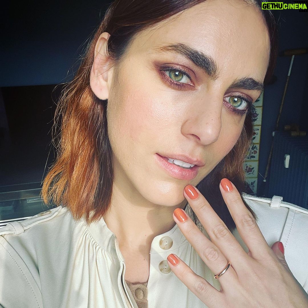 Miriam Leone Instagram - Quando c’è il lunedì libero sul set e ti puoi mettere lo smalto del colore che vuoi … 🤤💅🏻… questo fa subito primavera, che tarda ad arrivare (non come la famosa rondine…) Trucco e capelli @nikipinna @giulioordonselli @simonebelliagency #love #accussí