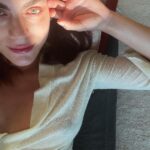Miriam Leone Instagram - Sono diventata mamma ❤️ La maternità ti rasserena, ti ribalta, ti apre, ti ricuce, scioglie i nodi, ti pettina, ti riempie di amore da dare, di dubbi, di possibilità, di amore e ancora amore, di istinto (che dopo tutte quelle spinte so che posso contare anche su di me) di rispetto per una vita così pura, appena iniziata, di profumo di futuro, di latte, di fragilità, di forza straordinaria, di presente, di passato che si addomestica. Dare alla luce illumina. Grazie Orlando per questi primi giorni insieme, la tua mamma ce la metterà sempre tutta. Grazie a Paolo e a tutte le persone che ci sono vicine o che hanno avuto anche solo un pensiero per noi in questo momento di vita così normale e straordinario. Mi sento così, imperfetta e innamorata. #purelove #mom #mammasolopertelamiacanzonevola #accussìorlandoversion