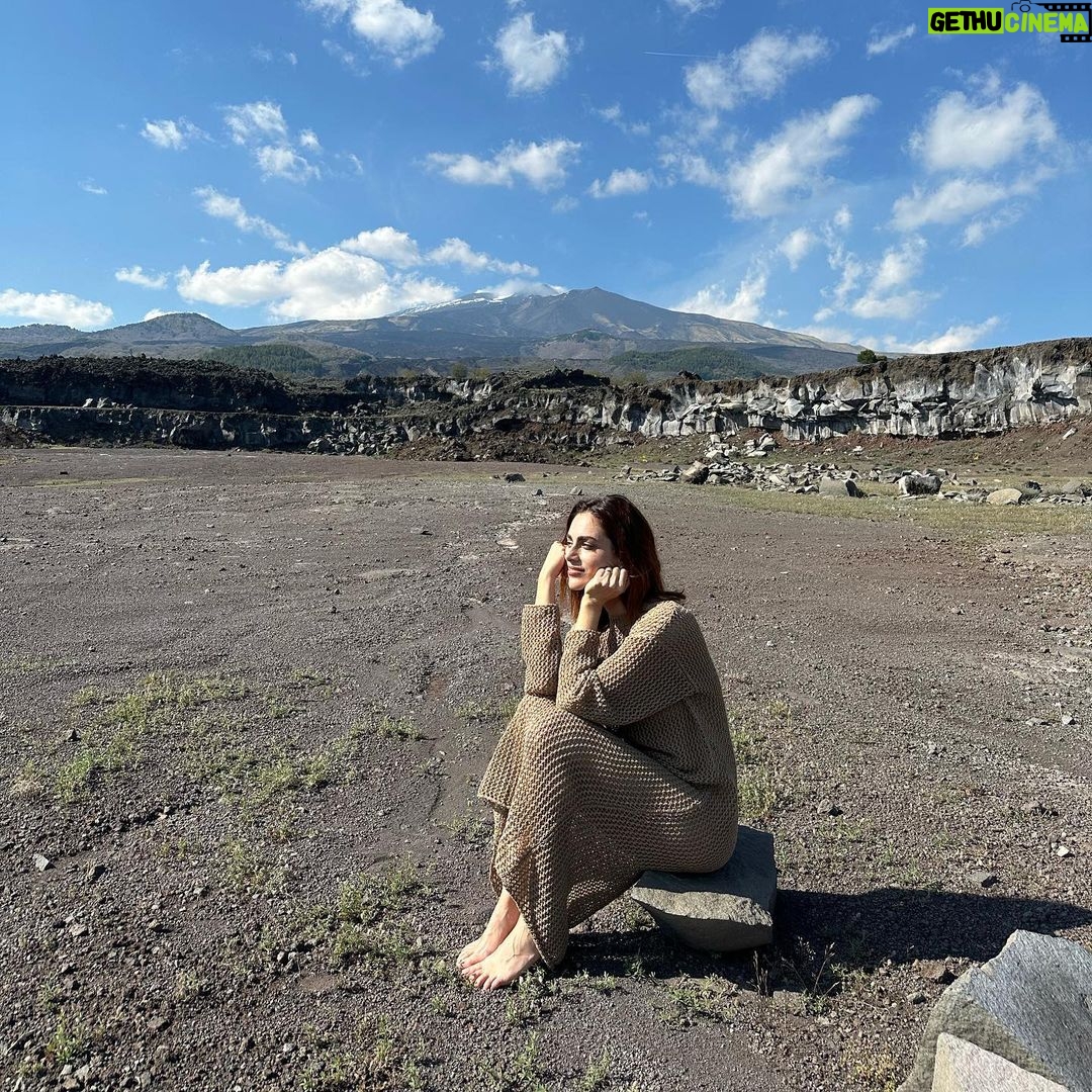 Miriam Leone Instagram - Backstage lavici β¦ Gratitudine e Sicilia bedda del mio cuore, mia grande ispirazione sempre insieme ad un team fantameragioioso. Nuove avventure cominciano qui, con coraggio e passione β¦ grazie per esserci π«Άπ»π¬οΈπβ₯οΈ