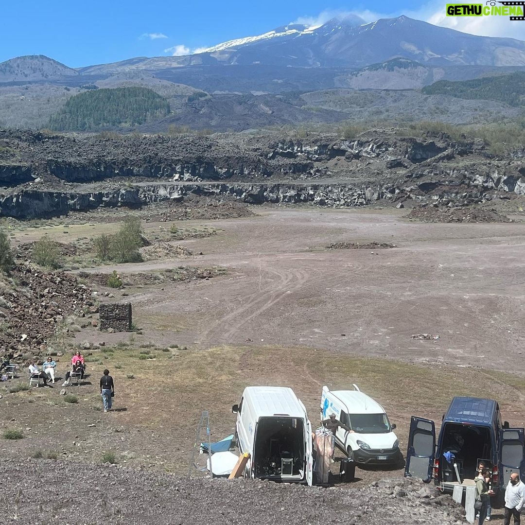 Miriam Leone Instagram - Backstage lavici β¦ Gratitudine e Sicilia bedda del mio cuore, mia grande ispirazione sempre insieme ad un team fantameragioioso. Nuove avventure cominciano qui, con coraggio e passione β¦ grazie per esserci π«Άπ»π¬οΈπβ₯οΈ