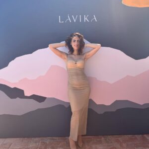 Miriam Leone Instagram - Lanciare un brand, condividere un luogo di benessere e bellezza è una delle avventure più belle e sorprendenti della mia vita @lavika.official ha visto la luce oggi ed io ringrazio la mia amica @marielouisescio per averci ospitato a @lapostavecchiahotel , che riapre in una nuova veste.
Grazie a tutto il team di lavoro di questa mia nuova avventura, grazie a tutti gli amici che hanno celebrato con noi…inizia una nuova grande avventura … 
🌬️♥️🌋🫶🏻