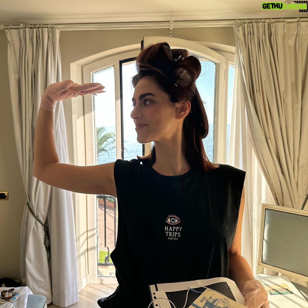 Miriam Leone Instagram - Le cinque del mattino per realizzare sogni. Sabato di azioni e persone meravigliose. Accussì. Terra mia. Radici e Ali. #love #roots #accussì #unafelicitáchenonvisospiegare