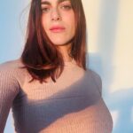 Miriam Leone Instagram - Un lip balm e la luce del tramonto… #sharelovewhereveryougo ❤️