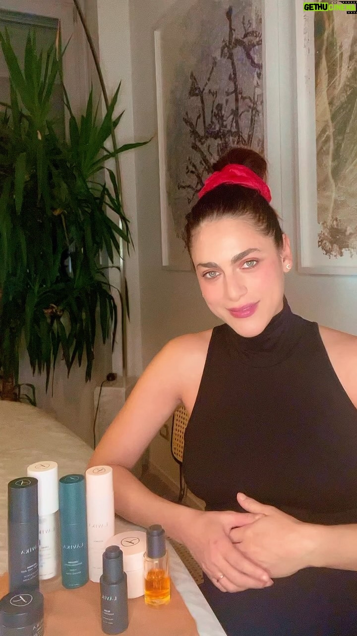 Miriam Leone Instagram - Ciao anime vulcaniche 👋 vi aspettiamo alla OPEN WEEK firmata @lavika.official ✨ Fino al 17 dicembre potrete dedicarvi un’esperienza unica, su misura per la vostra pelle: scegliete il rituale nelle nostre Beauty Lounge e lasciatevi trasportare in un universo multisensoriale ricco di benessere! #douglasitalia #beautytreatment #relaxtime #lavika #skincareritual