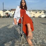 Miriam Leone Instagram - Metti un giorno sul set danzando al sole ☀️🌋♥️ #love #accussì #comingsoon