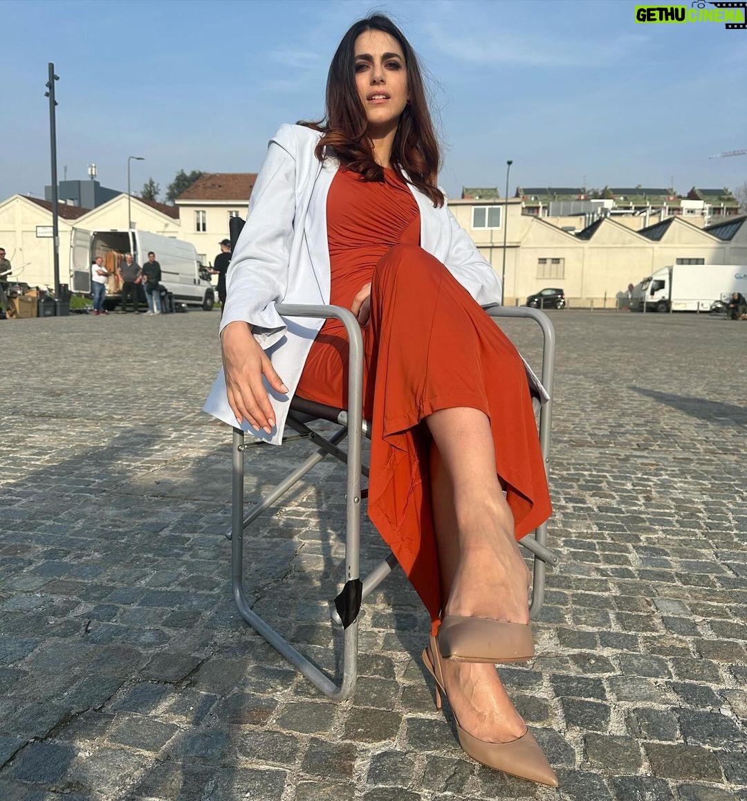 Miriam Leone Instagram - Metti un giorno sul set danzando al sole ☀️🌋♥️ #love #accussì #comingsoon