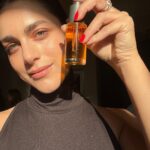 Miriam Leone Instagram - Un raggio di sole sulla tua pelle !!! “Lumía”, in siciliano significa Limone… Super illuminante, profumato e pieno di energia ✨🍋🧡 @lavika.official #accussì Milan, Italy