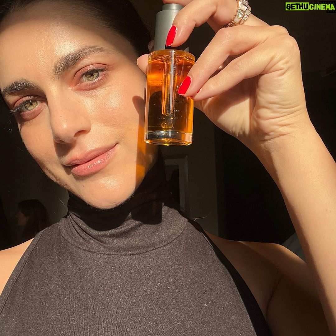 Miriam Leone Instagram - Un raggio di sole sulla tua pelle !!! “Lumía”, in siciliano significa Limone… Super illuminante, profumato e pieno di energia ✨🍋🧡 @lavika.official #accussì Milan, Italy