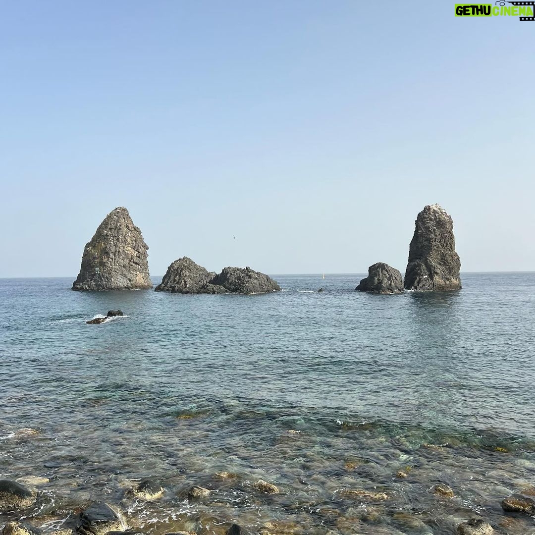 Miriam Leone Instagram - Una giornata al mare e un seltz limone e sale 🧂🍋✨ #accussì #ragazzalavica #myroots #chièstato #nessuno #polifemo #love