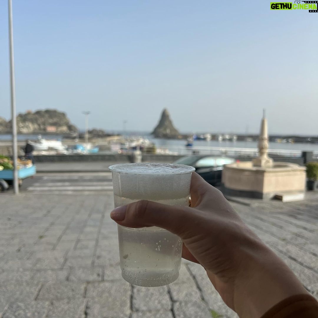Miriam Leone Instagram - Una giornata al mare e un seltz limone e sale 🧂🍋✨ #accussì #ragazzalavica #myroots #chièstato #nessuno #polifemo #love