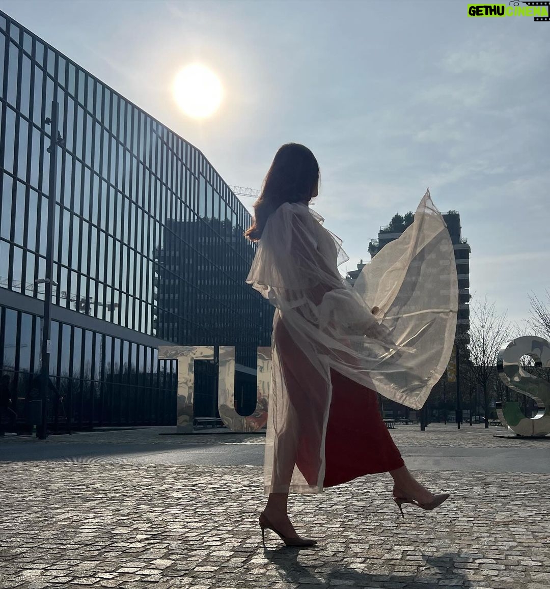 Miriam Leone Instagram - Metti un giorno sul set danzando al sole ☀️🌋♥️ #love #accussì #comingsoon