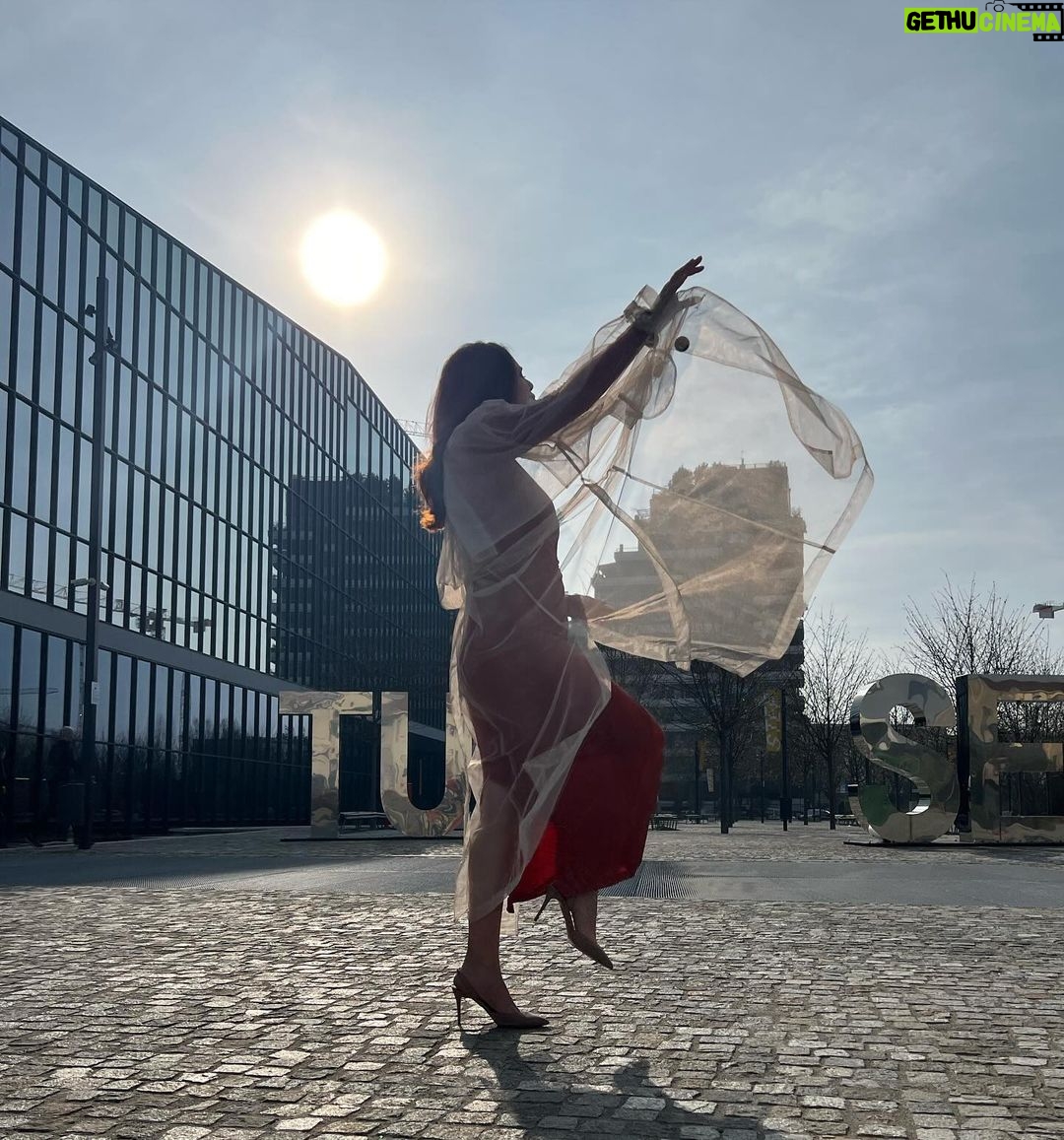 Miriam Leone Instagram - Metti un giorno sul set danzando al sole ☀️🌋♥️ #love #accussì #comingsoon