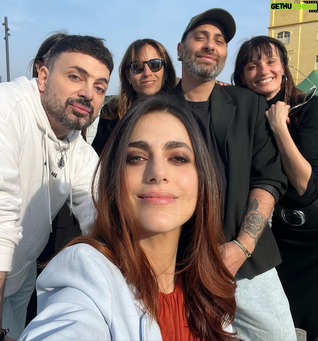 Miriam Leone Instagram - Metti un giorno sul set danzando al sole ☀️🌋♥️ #love #accussì #comingsoon