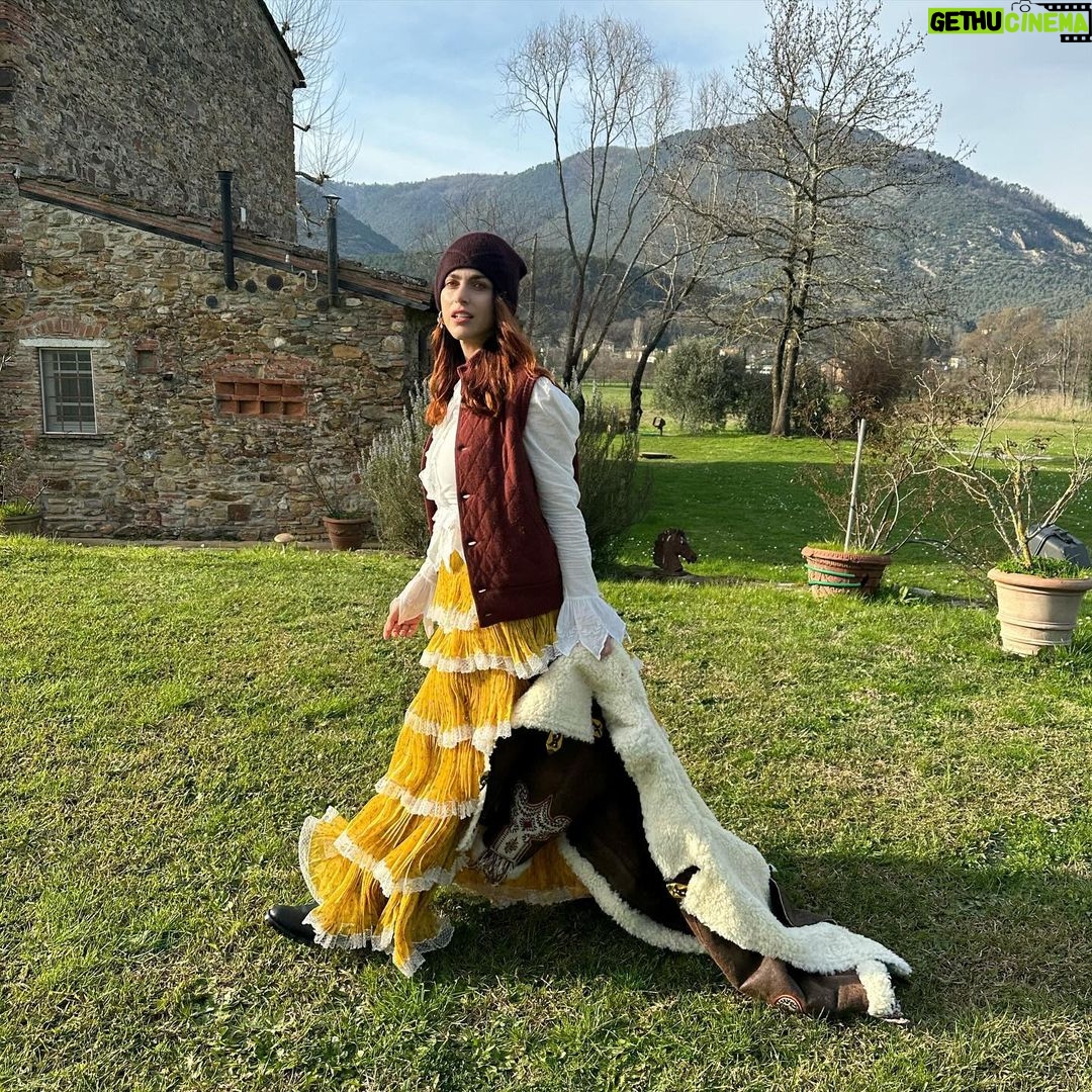 Miriam Leone Instagram - F✨R✨E✨E✨D✨O✨M #ricarichesolari #love #accussì #countrylife