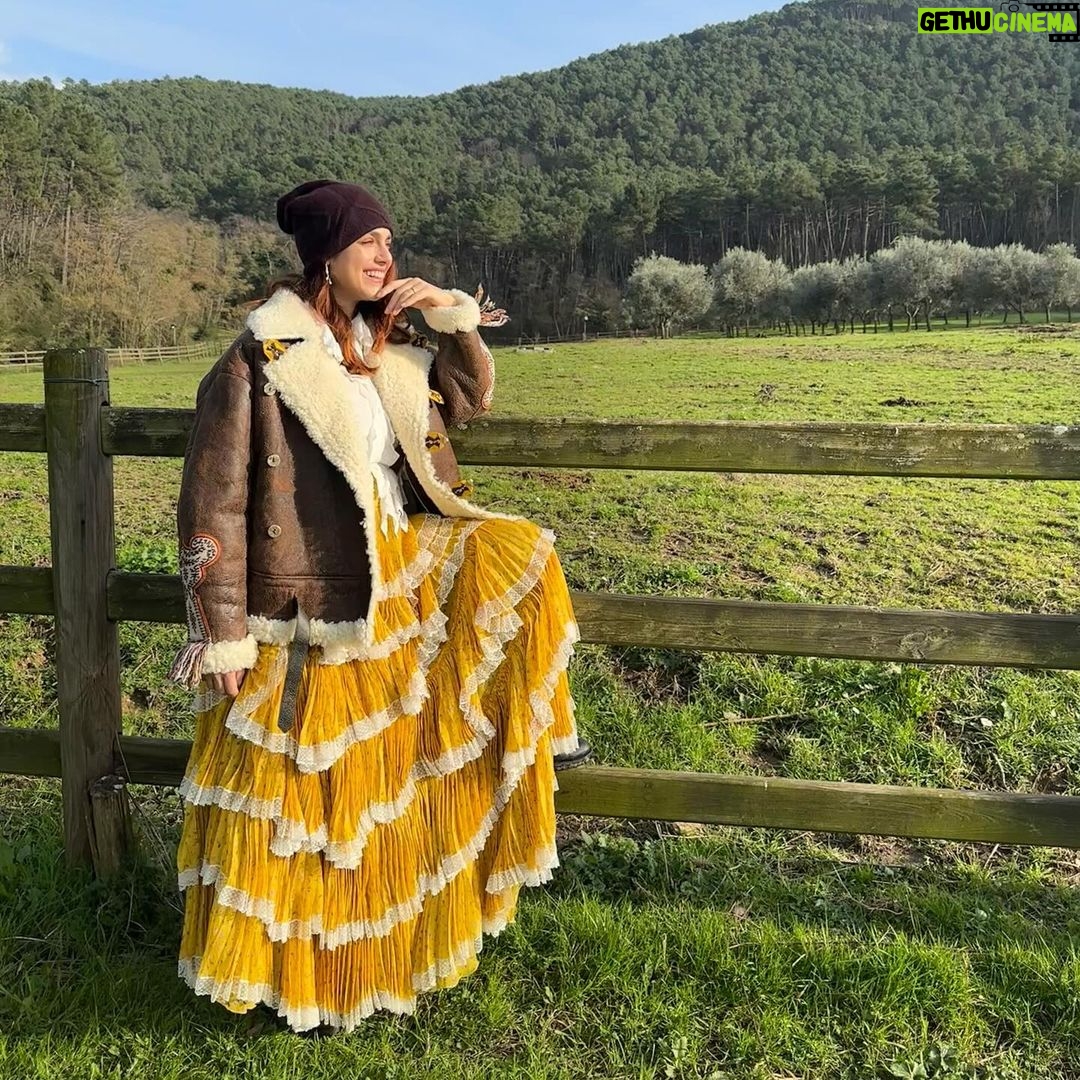 Miriam Leone Instagram - F✨R✨E✨E✨D✨O✨M #ricarichesolari #love #accussì #countrylife