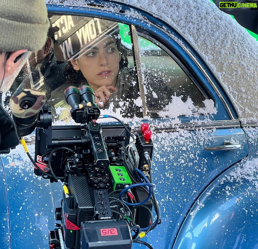 Miriam Leone Instagram - Trasformazioni. Un anno fa sul set di “Miss Fallaci”… Per saperne di più su quando andrà in onda e varie ed eventuali, stay tuned. With love Miriam 💖 New York, New York