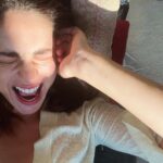 Miriam Leone Instagram - Sono diventata mamma ❤️ La maternità ti rasserena, ti ribalta, ti apre, ti ricuce, scioglie i nodi, ti pettina, ti riempie di amore da dare, di dubbi, di possibilità, di amore e ancora amore, di istinto (che dopo tutte quelle spinte so che posso contare anche su di me) di rispetto per una vita così pura, appena iniziata, di profumo di futuro, di latte, di fragilità, di forza straordinaria, di presente, di passato che si addomestica. Dare alla luce illumina. Grazie Orlando per questi primi giorni insieme, la tua mamma ce la metterà sempre tutta. Grazie a Paolo e a tutte le persone che ci sono vicine o che hanno avuto anche solo un pensiero per noi in questo momento di vita così normale e straordinario. Mi sento così, imperfetta e innamorata. #purelove #mom #mammasolopertelamiacanzonevola #accussìorlandoversion