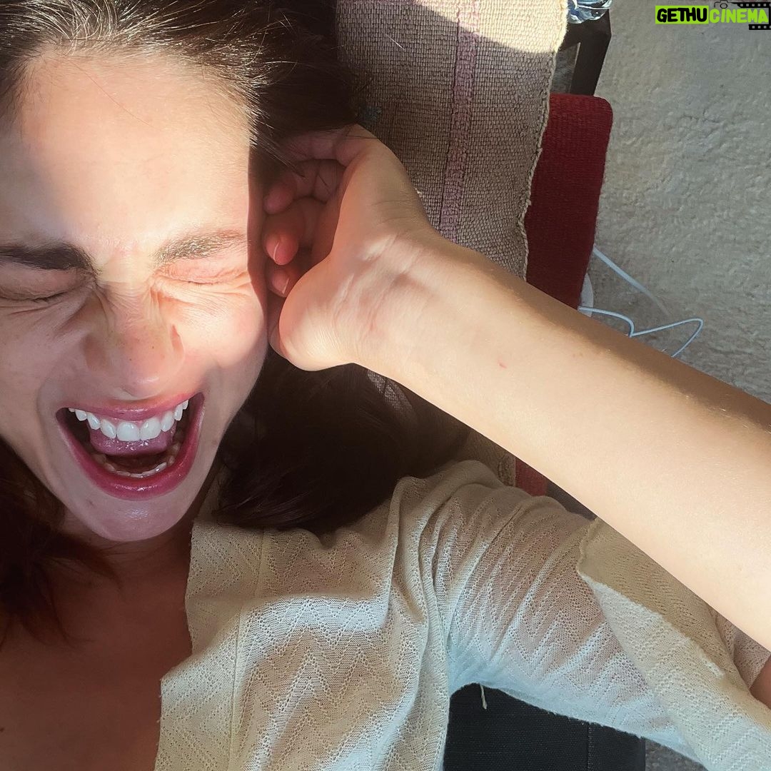 Miriam Leone - 132K Likes - Sono diventata mamma ❤️
La maternità ti rasserena, ti ribalta, ti apre, ti ricuce, scioglie i nodi, ti pettina, ti riempie di amore da dare, di dubbi, di possibilità, di amore e ancora amore, di istinto (che dopo tutte quelle spinte so che posso contare anche su di me) di rispetto per una vita così pura, appena iniziata, di profumo di futuro, di latte, di fragilità, di forza straordinaria, di presente, di passato che si addomestica.
Dare alla luce illumina.
Grazie Orlando per questi primi giorni insieme, la tua mamma ce la metterà sempre tutta.
Grazie a Paolo e a tutte le persone che ci sono vicine o che hanno avuto anche solo un pensiero per noi in questo momento di vita così normale e straordinario.
Mi sento così, imperfetta e innamorata.
#purelove
#mom
#mammasolopertelamiacanzonevola
#accussìorlandoversion