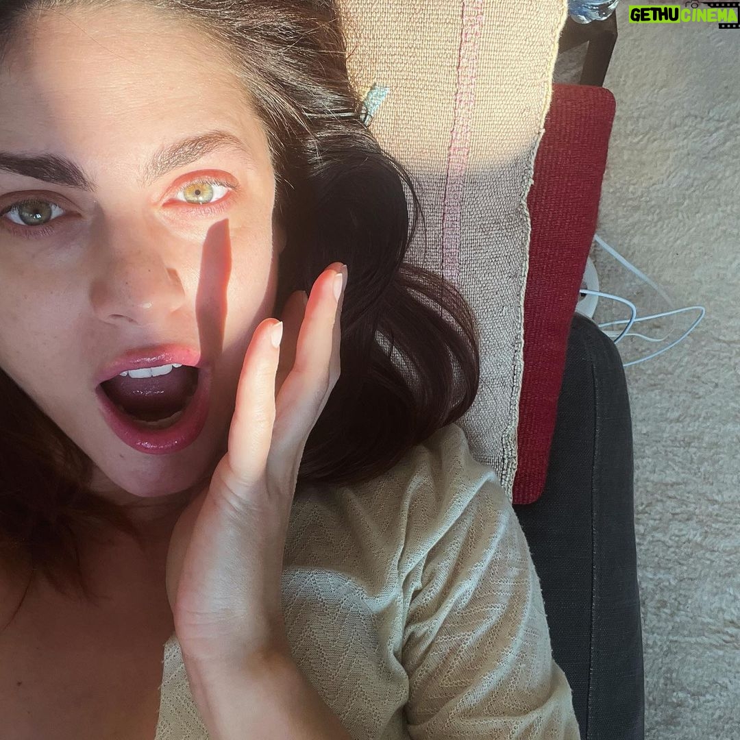 Miriam Leone - 132K Likes - Sono diventata mamma ❤️
La maternità ti rasserena, ti ribalta, ti apre, ti ricuce, scioglie i nodi, ti pettina, ti riempie di amore da dare, di dubbi, di possibilità, di amore e ancora amore, di istinto (che dopo tutte quelle spinte so che posso contare anche su di me) di rispetto per una vita così pura, appena iniziata, di profumo di futuro, di latte, di fragilità, di forza straordinaria, di presente, di passato che si addomestica.
Dare alla luce illumina.
Grazie Orlando per questi primi giorni insieme, la tua mamma ce la metterà sempre tutta.
Grazie a Paolo e a tutte le persone che ci sono vicine o che hanno avuto anche solo un pensiero per noi in questo momento di vita così normale e straordinario.
Mi sento così, imperfetta e innamorata.
#purelove
#mom
#mammasolopertelamiacanzonevola
#accussìorlandoversion