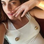 Miriam Leone Instagram - Sono diventata mamma ❤️ La maternità ti rasserena, ti ribalta, ti apre, ti ricuce, scioglie i nodi, ti pettina, ti riempie di amore da dare, di dubbi, di possibilità, di amore e ancora amore, di istinto (che dopo tutte quelle spinte so che posso contare anche su di me) di rispetto per una vita così pura, appena iniziata, di profumo di futuro, di latte, di fragilità, di forza straordinaria, di presente, di passato che si addomestica. Dare alla luce illumina. Grazie Orlando per questi primi giorni insieme, la tua mamma ce la metterà sempre tutta. Grazie a Paolo e a tutte le persone che ci sono vicine o che hanno avuto anche solo un pensiero per noi in questo momento di vita così normale e straordinario. Mi sento così, imperfetta e innamorata. #purelove #mom #mammasolopertelamiacanzonevola #accussìorlandoversion