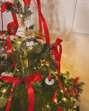 Miriam Leone Instagram - L’Attesa.

Un Natale davvero magico, luminoso, inaspettato, intimo e profondo insieme.

Aspettando il dono più grande.

Che la luce che abbiamo dentro possa essere la guida delle nostre azioni.

Per praticare atti di amore.

Con amore.

Miriam
Buona Vigilia ✨❤️✨
#accussì
#lattesa
#lamore
#lavita