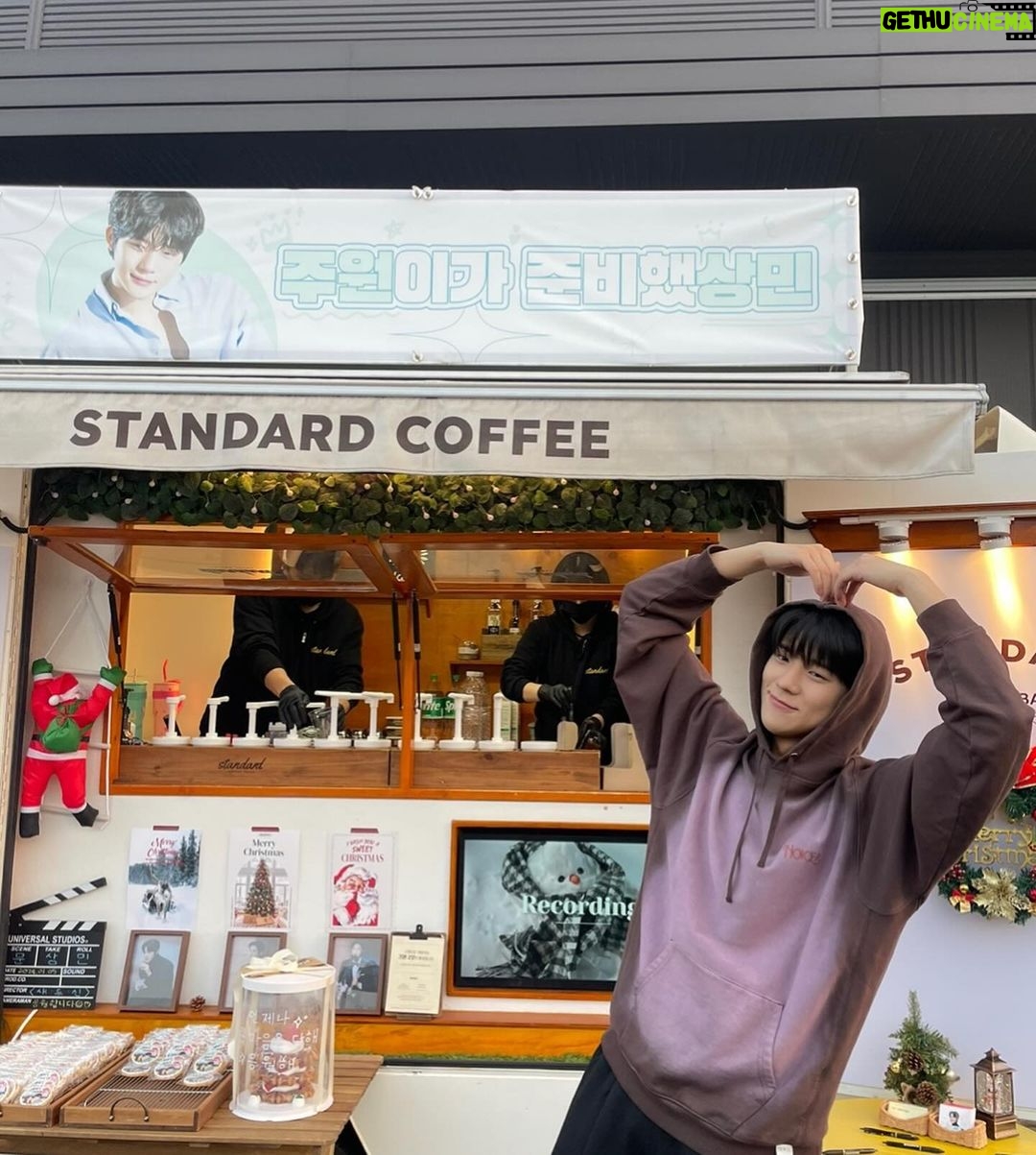 Moon Sang-min Instagram - 팬분들이 준비해 주신 첫 커피차🫶🏻 감사합니당 새벽 2시 신데렐라 화이팅🤍