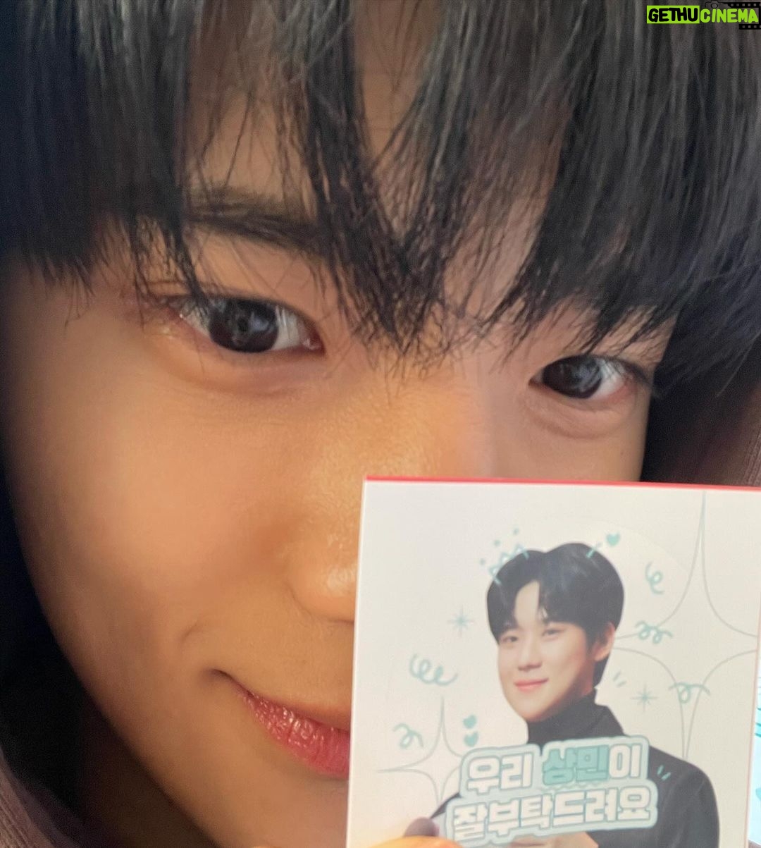Moon Sang-min Instagram - 팬분들이 준비해 주신 첫 커피차🫶🏻 감사합니당 새벽 2시 신데렐라 화이팅🤍