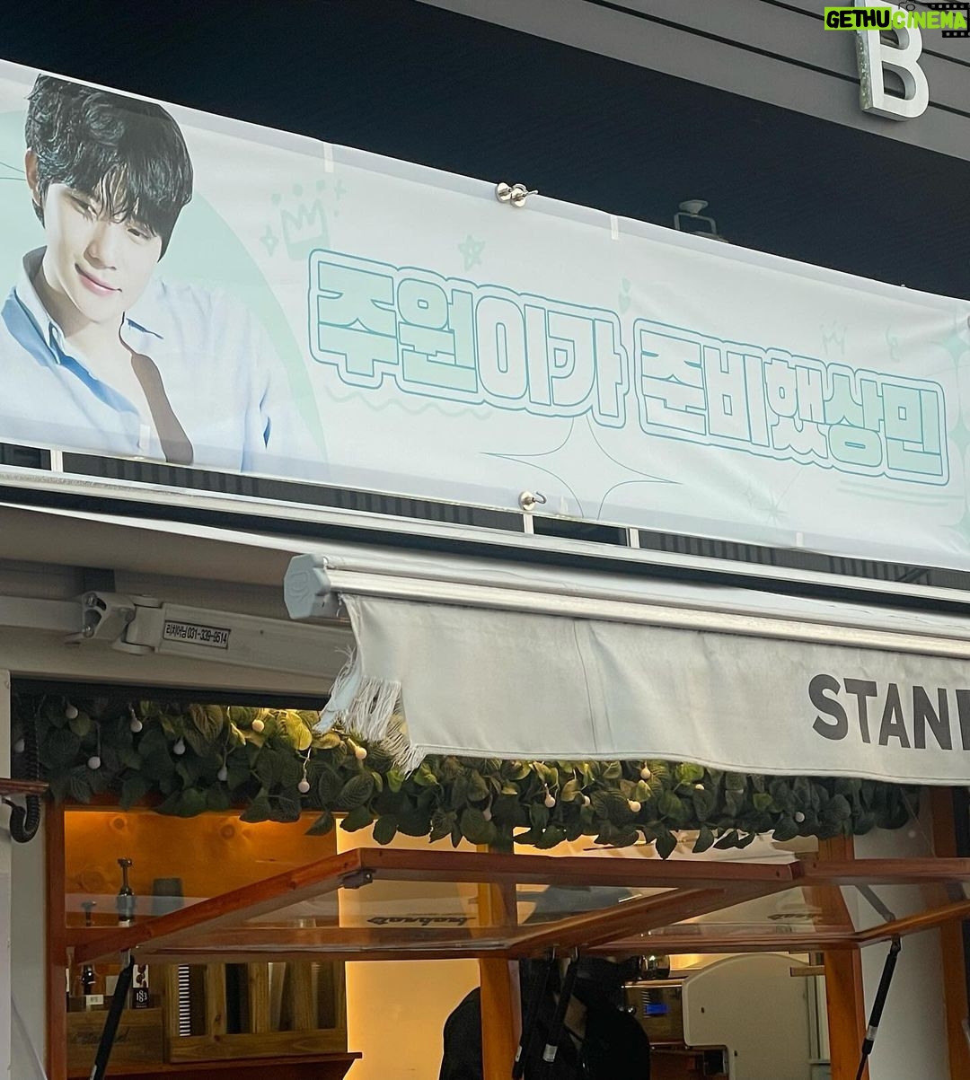 Moon Sang-min Instagram - 팬분들이 준비해 주신 첫 커피차🫶🏻 감사합니당 새벽 2시 신데렐라 화이팅🤍