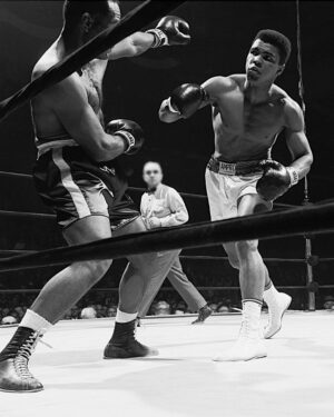 Muhammad Ali Instagram - Muhammad Ali in action vs Zora Folley during a fight at Madison Square Garden. This was Ali's last fight until 1970. ⁣
⁣
New York, NY.⁣
📸: @neilleiferphotography⁣
⁣
 ⁣
⁣
#MuhammadAli #Icon #ZoraFolley #MadisonSquareGarden #NeilLeiferPhotography #BoxingHistory #LegendaryFight #TheGreatest