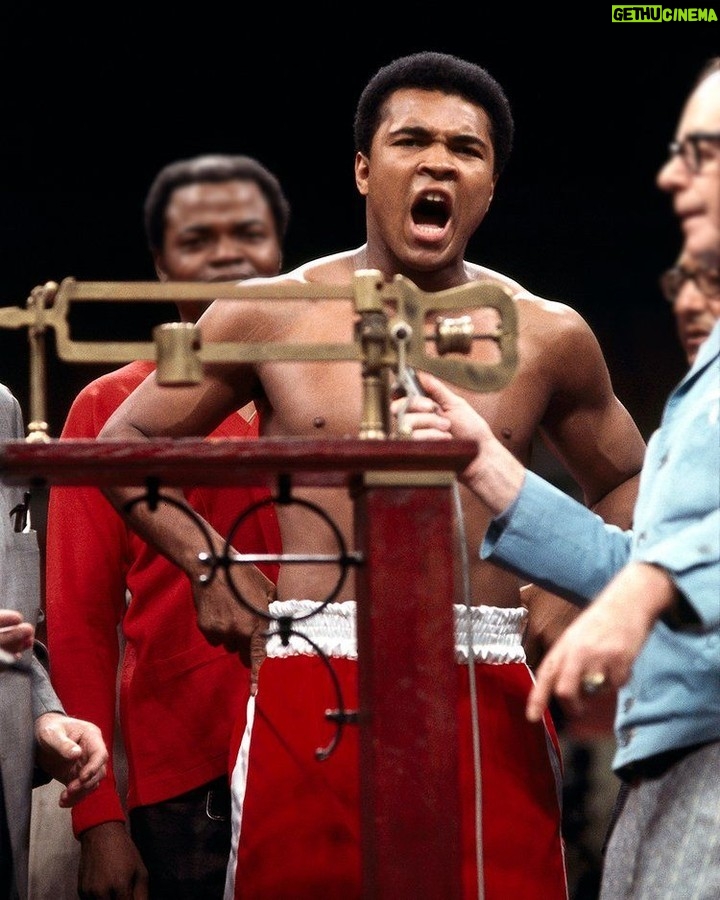 Muhammad Ali Instagram - ‘The Fight of the Century’, witnessed by over 300 million globally, was more than a match; it was a historic moment in sports history. 📸: @neilleiferphotography #MuhammadAli #Icon #FightOfTheCentury #GlobalAudience #BoxingHistory #NeilLeiferPhotography #LegendaryBattle #AliFrazier