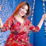 Munmun Dutta Instagram - Messy hair , colourful hands, happy heart 💓 and a favourite SRK song 🎶 A perfect Holi 🌹🫶🏻😍 . Outfit @lapink_by_pink_lifestyle . #munmundutta #happyholi #festivevibes #yrf #mohabbatein #srk #srkian #india #festivalofcolours