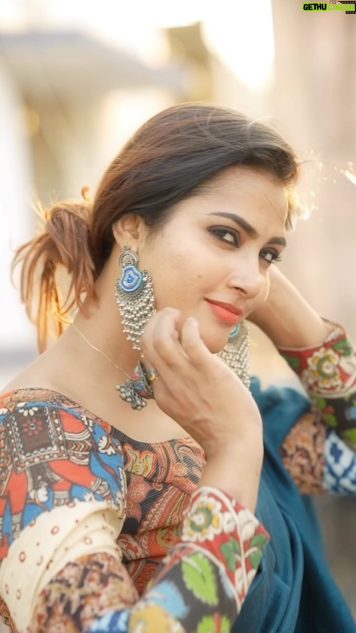 Myna Nandhini Instagram - My beautiful saree farom @labelswarupa camera @skmani_photography #love #saree #mynanandhini #myna #family 😘🥰😍