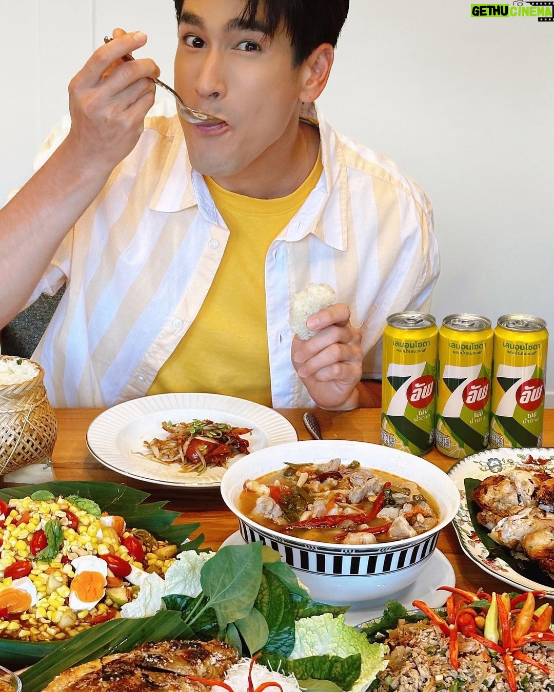 Nadech Kugimiya Instagram - ใครชอบกินเผ็ดเหมือนผมบ้าง🙋♀️🙋 แต่บางทีก็เผ็ดจนไปต่อไม่ไหว กินน้ำอะไรก็ไม่หายเผ็ด ขอแนะนำไอเท็มเด็ด ใหม่! 7อัพ เลมอนโซดา ที่เปรี้ยววว ซ่าาาา เพราะผสมน้ำเลมอนแท้ๆ ให้จานเผ็ดอร่อยยิ่งขึ้น แก้เผ็ดได้ดีสุดๆ จะส้มตำ ยำ แซ่บๆก็ไม่กลัว! รีบไปลองเลย ที่ร้านค้าปลีกและร้านค้าชั้นนำทั่วประเทศเลย #7UpLemonSoda #เปรี้ยวซ่าคู่มื้อแซ่บ #ผสมน้ำเลมอนแท้