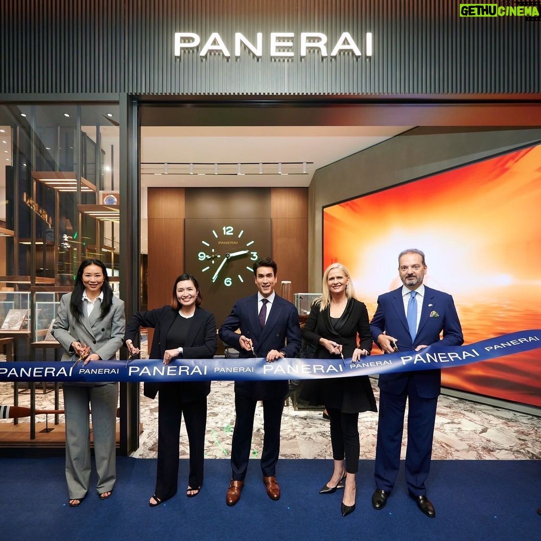 Nadech Kugimiya Instagram - Thank you @Panerai for having me. ดีใจครับ ที่ได้มาเป็นส่วนหนึ่งของงานเปิดตัวบูติกของ Panerai ที่สยามพารากอนวันนี้ บูติกนี้เป็นคอนเซ็ปต์ดีไซน์ใหม่แห่งแรกในประเทศไทย และยังมีนาฬิการุ่นบูติกเอ็กซ์คลูซีฟวางจำหน่ายเฉพาะที่นี่เท่านั้นด้วยนะคร๊าบบบ😎 แวะมาเยี่ยมชมและเข้าสู่โลกของท้องทะเลไปกับ Panerai ได้ที่ชั้น M เลยเด้อ💙 #Panerai #PaneraiSiamParagon #PaneraiBoutique #PaneraiThailand @panerai