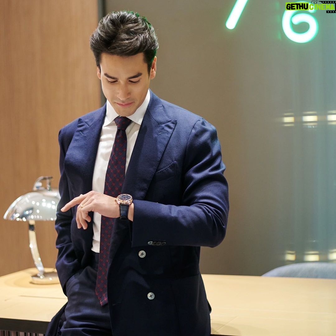 Nadech Kugimiya Instagram - Thank you @Panerai for having me. ดีใจครับ ที่ได้มาเป็นส่วนหนึ่งของงานเปิดตัวบูติกของ Panerai ที่สยามพารากอนวันนี้ บูติกนี้เป็นคอนเซ็ปต์ดีไซน์ใหม่แห่งแรกในประเทศไทย และยังมีนาฬิการุ่นบูติกเอ็กซ์คลูซีฟวางจำหน่ายเฉพาะที่นี่เท่านั้นด้วยนะคร๊าบบบ😎 แวะมาเยี่ยมชมและเข้าสู่โลกของท้องทะเลไปกับ Panerai ได้ที่ชั้น M เลยเด้อ💙 #Panerai #PaneraiSiamParagon #PaneraiBoutique #PaneraiThailand @panerai