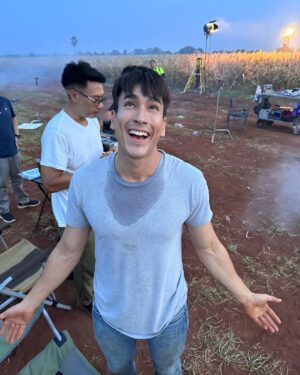 Nadech Kugimiya Instagram - สว่างคาตา 😳 1 ในคิวถ่ายที่เดือดสุดของ #ธี่หยด “ไร่ข้าวโพด” 🌾6เย็นถึง6เช้า🌾 เพื่อ 1 ฉาก อย่าลืมไปดูกันนะครับ ว่าเดือดแค่ไหน
ธี่หยด มื้อนี่ทุกโรงภาพยนตร์😈