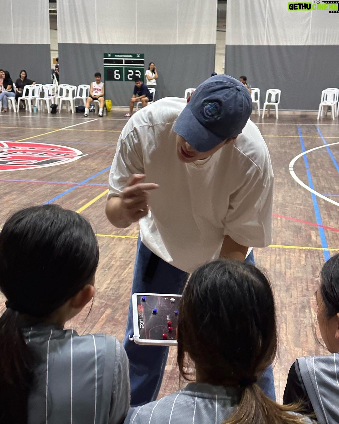 Nadech Kugimiya Instagram - วันนี้ @sporttechproth พาน้องๆมาแข่งบาสเกตบอล อุ่นเครื่อง น้อง @kratingg มาเป็นโค๊ชคุมเกมส์ให้ เก่งมากครับทั้งน้องๆทุกคนทั้งโค้ชด้วย โรงเรียนสาธิต มศว ประสานมิตร (ฝ่ายมัธยม)