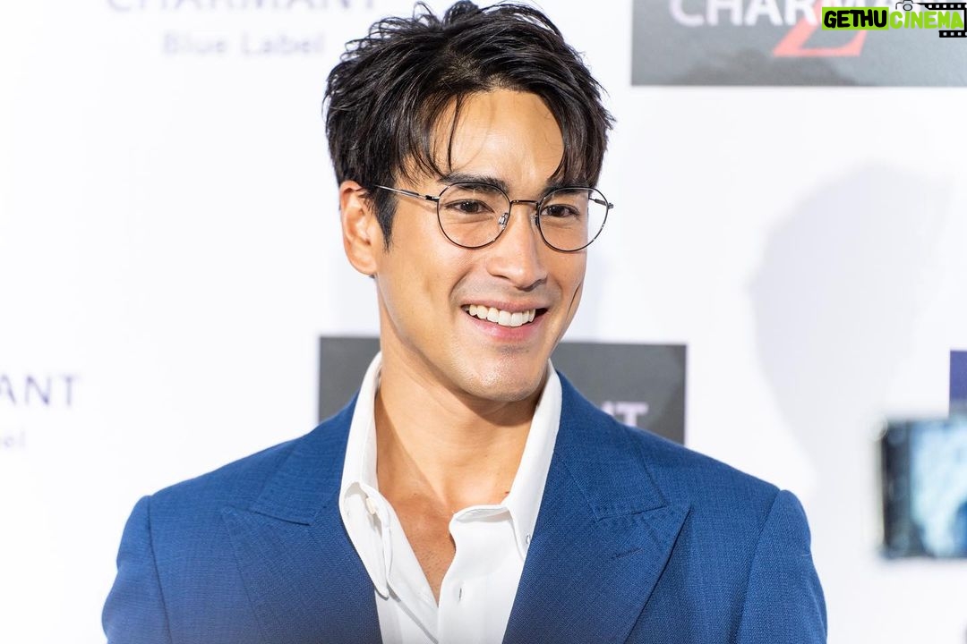 Nadech Kugimiya Instagram - 🕶️ผมเป็นคนรักการใส่แว่น เพราะแว่นตาบ่งบอกถึงตัวตน ไม่ว่าจะแว่นกันแดด แว่นสายตาของ @charmant_th เฟรมดีไซน์😎 และที่สำคัญความเบา สบาย ไม่ปวดขมับ ของวัสดุไทเทเนียมญี่ปุ่น 🇯🇵 ทดลองใส่ และหาซื้อได้แล้วที่ร้านแว่นชั้นนำทั่วประเทศ🕺🏻 #Charmant #CharmantTH #แว่นณเดชน์