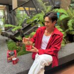 Nadech Kugimiya Instagram - Me, My coffee, My Plant 🌳☕️ มาร่วมฉลองวันกาแฟโลกกับเนสกาแฟ ที่งาน NESCAFÉ Day ที่ปีนี้ทุกคนจะได้ร่วมกันปลูกต้นไม้หลายชนิดเพื่อร่วมส่งต่อความยั่งยืนไปด้วยกัน “พบกันในวันที่ 28 กันยายนนี้” เวลา 17.00 - 19.00 น. ที่แฟชั่นฮอลล์ สยามพารากอน พร้อมกิจกรรมดีๆจากเนสกาแฟตลอดทั้งวัน! ติดตามรายละเอียดกันได้ที่เพจ Facebook: NESCAFÉ กันได้เลย #NESCAFEDAY2023 #ชงเนสกาแฟปลูกความยั่งยืน #NESCAFEMeet&Plant #☕️
