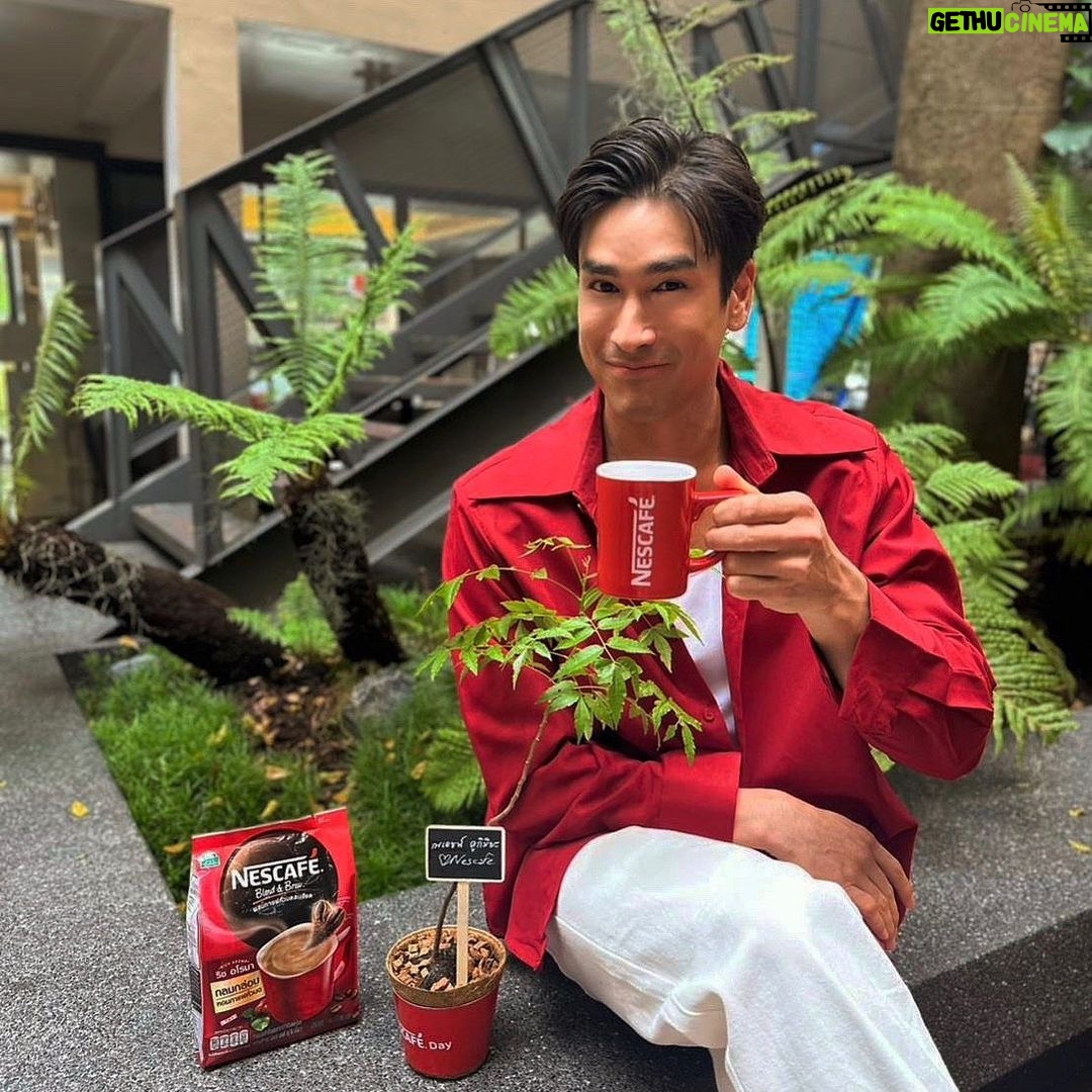 Nadech Kugimiya Instagram - Me, My coffee, My Plant 🌳☕️ มาร่วมฉลองวันกาแฟโลกกับเนสกาแฟ ที่งาน NESCAFÉ Day ที่ปีนี้ทุกคนจะได้ร่วมกันปลูกต้นไม้หลายชนิดเพื่อร่วมส่งต่อความยั่งยืนไปด้วยกัน “พบกันในวันที่ 28 กันยายนนี้” เวลา 17.00 - 19.00 น. ที่แฟชั่นฮอลล์ สยามพารากอน พร้อมกิจกรรมดีๆจากเนสกาแฟตลอดทั้งวัน! ติดตามรายละเอียดกันได้ที่เพจ Facebook: NESCAFÉ กันได้เลย #NESCAFEDAY2023 #ชงเนสกาแฟปลูกความยั่งยืน #NESCAFEMeet&Plant #☕️
