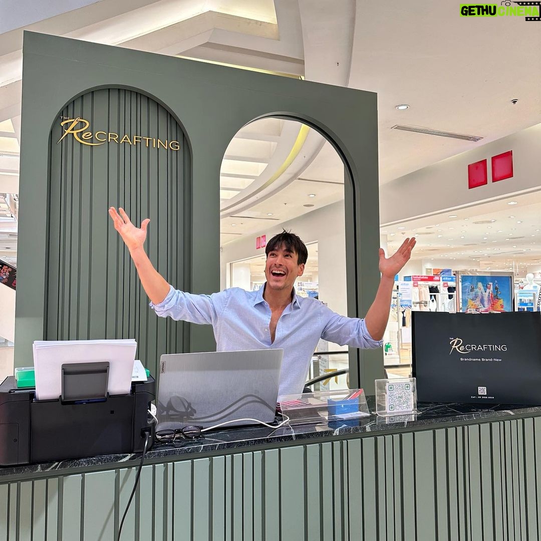 Nadech Kugimiya Instagram - เปิดแล้ว @therecrafting ชั้น 1 โซน Shoes & Bags Salon สยามพารากอน สำหรับใครต้องการใช้บริการ ติดพื้นรองเท้า สปากระเป๋าและรองเท้า และบริการซักแห้ง ติดต่อได้ที่ 093-058-5519 หรือ line@: @therecrafting #บริการเดลิเวอรี่ยังมีเหมือนเดิมนะจ๊ะ สยามพารากอน Siamparagon