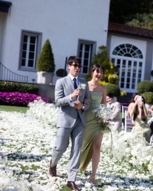 Nadech Kugimiya Instagram - ขอบคุณทั้งสองคนมากเลยที่ให้เราได้มาอยู่ในช่วงเวลาที่สำคัญที่สุด ที่ทั้งคู่รอคอย ได้มาสัมผัสกับบรรยากาศการที่มีแต่ ความรัก เสียงหัวเราะ ช่วยเหลือกัน ยกเก้าอี้หนีฝน เอาnapkinผูกหัว และน้ำตาแห่งความปิติยินดี 
@mark_prin @kimmy_kimberley รักนะจ๊ะเพื่อนเอ๋ย 
#markimthewedding