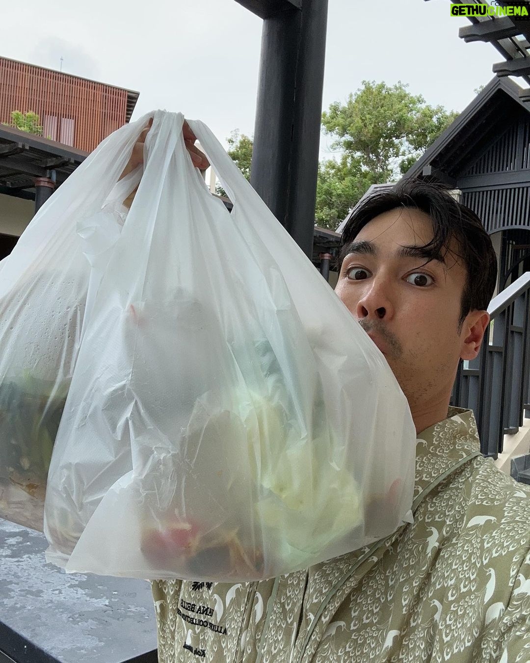 Nadech Kugimiya Instagram - 🏖️จัดทริป outing เป็นรางวัลให้กับ หัวหน้าแผนกบัญชีของบริษัทคูกิมิยะ ในฐานะผู้ช่วยดูแลการเงินมาตลอดหลาย 10 ปี🧧🧧 🎗️ถ่ายรูปทั้งวัน กินทั้งวัน นอนทั้งวัน ☀️